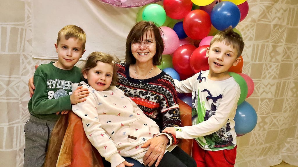 Elke Kühne, Leiterin der Kita „Regenbogen“ in Hettstedt hat mit Christian (li.), Freya und Francesco und dem Rest der Kita ihr 40. Dienstjubiläum gefeiert.