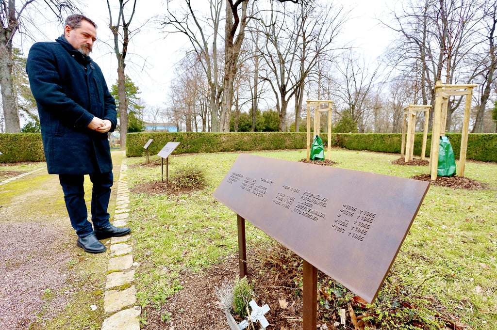 Auf dem Friedhof II an der Parkstraße in Bernburg schaut Lambrecht Kuhn auf die Gedenktafel von Opfern des Zweiten Weltkrieges.