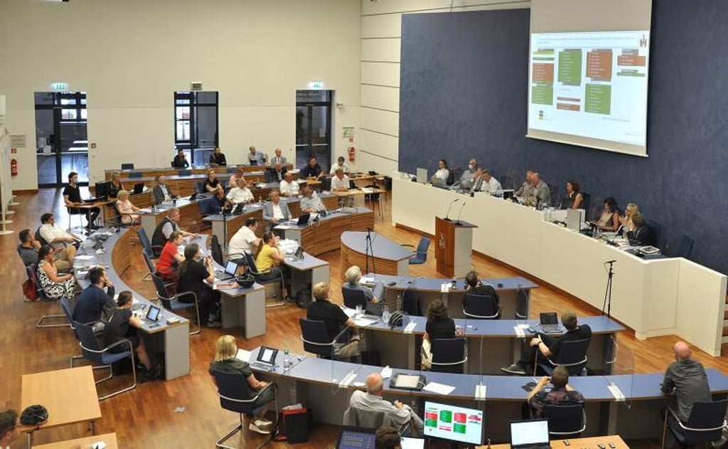 Schon 2021 feierte die elektronische Abstimmung im Magdeburger Stadtrat Premiere. Die Räte drücken aufs Knöpfchen, das Ergebnis erschein grün (Ja), rot (Nein) oder gelb (Enthaltung) an der Saalwand. Das ginge auch gut von zu Hause aus, finden die Grünen.