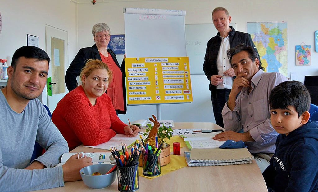 Dieses Bild wird es so schnell nicht wieder geben: Besucher des Lerncafés in Stendal, die gemeinsam lernen.