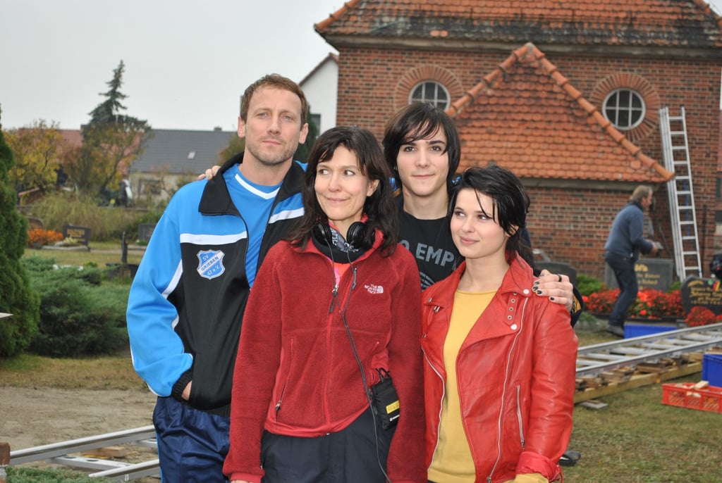 Wotan Wilke Möhring zusammen mit Regiesseurin Ute Wieland sowie den beiden Hauptdarstellern Francois Goeske und Anna Fischer (v.l.) bei den Dreharbeiten zum Film "Besser als Nix". Dieser wurde im kleinen Rundlingsdorf Mahlpfuhl bei Tangerhütte gedreht.
