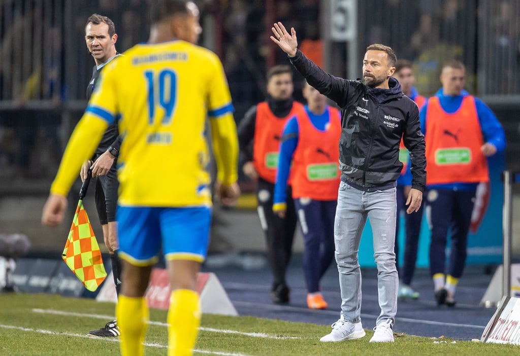Trainer Michael Schiele von Eintracht Braunschweig zeigt in eine Richtung.
