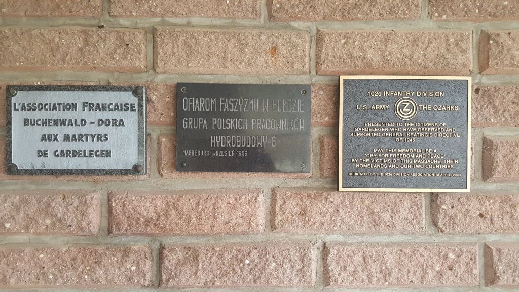 Entwendete Widmungstafeln am Unterstand der Gedenkstätte Feldscheune Isenschnibbe: Die polnische Tafel wurde bereits 2019 gestohlen, die französische und die us-amerikanische am Wochenende. Auch eine deutsche Tafel (nicht auf dem Bild) fehlt.