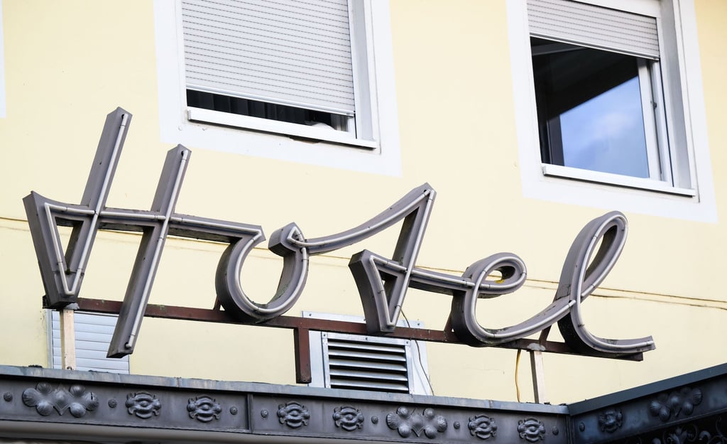 Ein Schriftzug hängt am Eingang eines Hotels in der Region Hannover.
