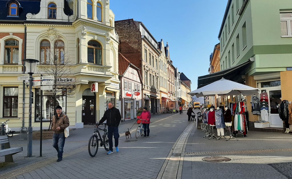 Die Burger Innenstadt, hier die Schartauer Straße, soll sich in den kommenden Monaten und Jahren zu einem Wirtschafts- und Experimentiercampus entwickeln.