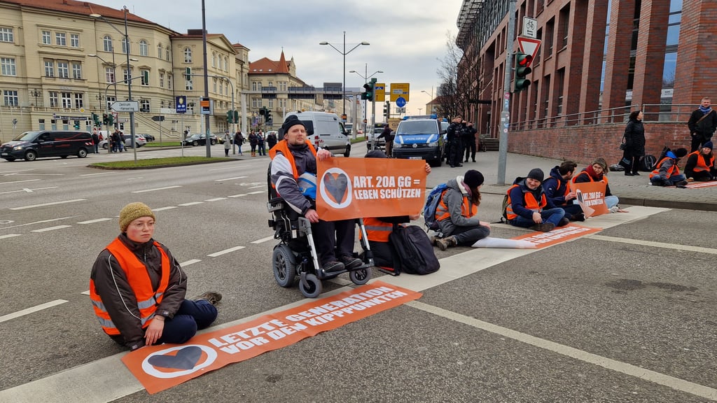 Aus Protest hatten sich Aktivisten der "Letzten Generation" am Montag auf einer Straße in Halle festgeklebt. Aus dem Stadtrat kommt jetzt Kritik.