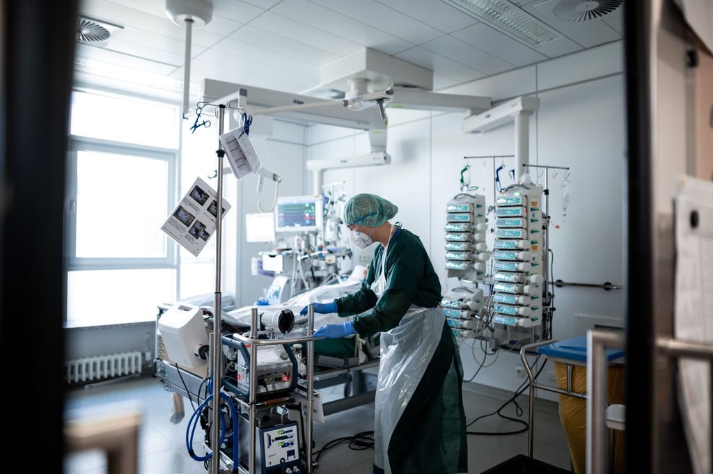 Viele Babyboomer verlassen den Arbeitsmarkt. In der Kranken- und Altenpflege wird sich Experten zufolge eine besonders große Lücke auftun.