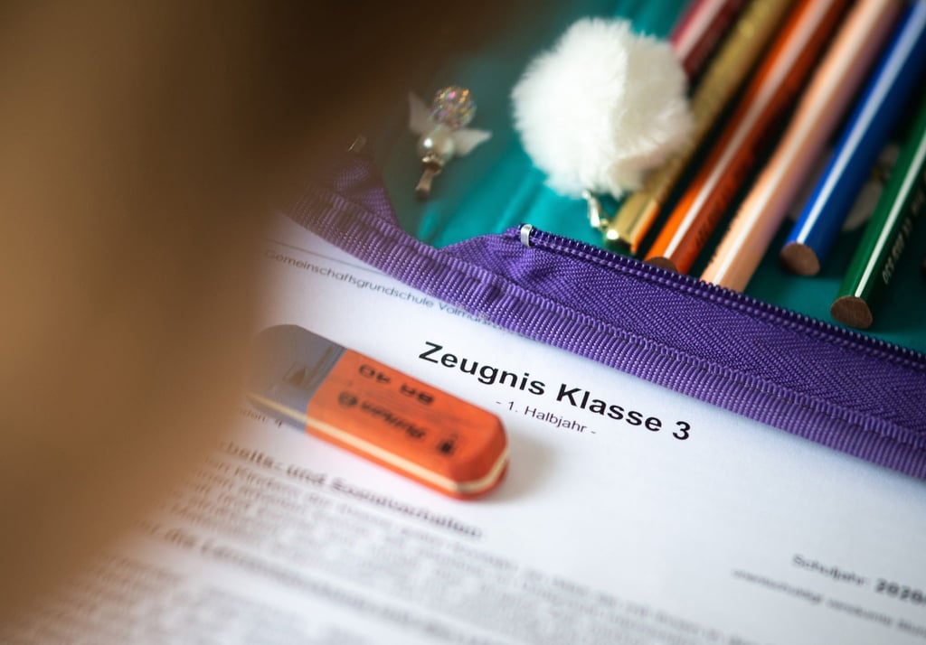 Ab Ende Januar stehen die Halbjahreszeugnisse an. Auch wenn sie enttäuschend ausfallen sollten Eltern nicht schimpfen, sondern die Ursachen ergründen.