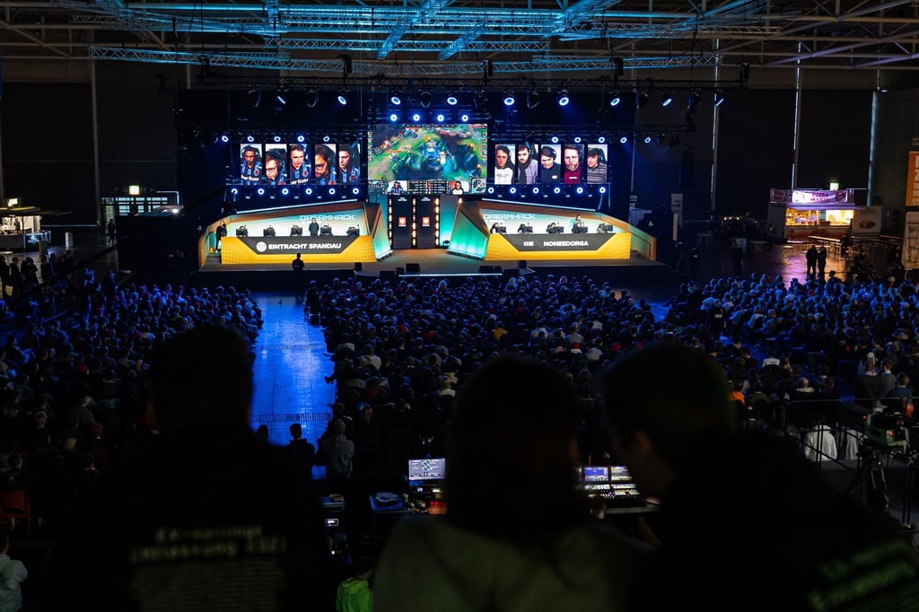 Zum Showmatch von Eintracht Spandau und NNO holten sich die Menschen im Publikum zusätzliche Stühle.