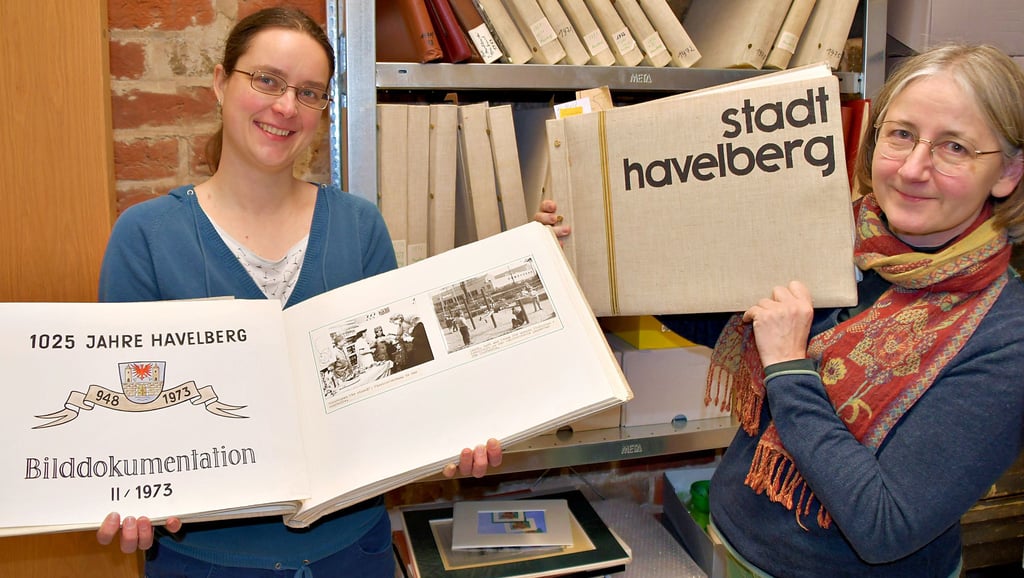 Museumsleiterin Antje Reichel (rechts) und Mitarbeiterin Dorothea Kohtz bereiten die Sonderausstellung zu Havelberg vor 50 Jahren vor. Es war das Jahr des 1025-jährigen Stadtjubiläums. Aus dieser Zeit der einstigen Kreisstadt gibt es reichlich Bildmaterial.