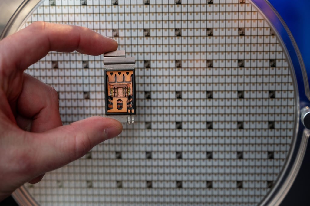 Ein Leistungsmodul eines Energiewandlers vor einem sogenannten SIC-Wafer.