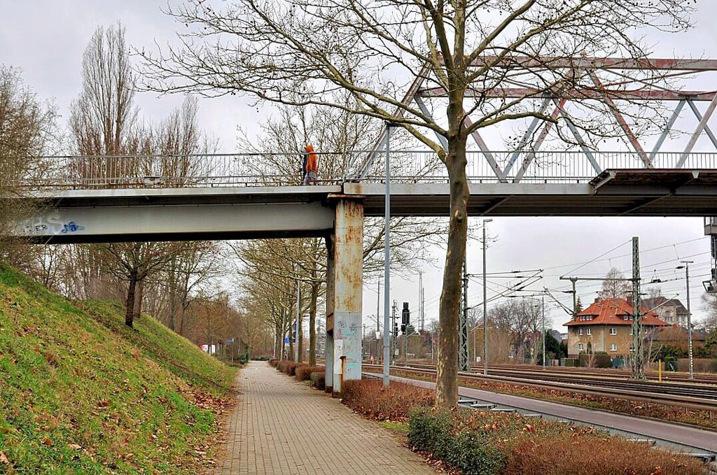 Es ist nicht nur der Rost, der an der Brücke nagt. Die Widerlager sind so marode, dass sie erneuert werden müssen.