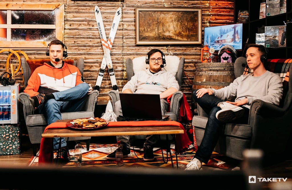 Bei TakeTV in Krefeld kommentieren die Caster den Homestory Cup in einer winterlichen Kulisse.