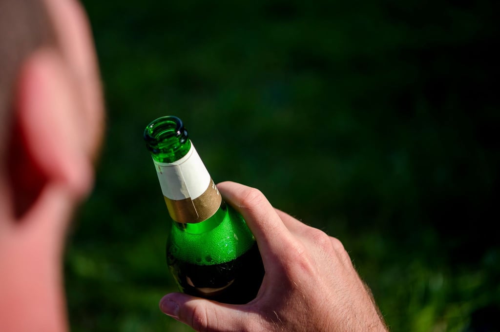 Alkoholabhängigkeit ist ein häufiger Grund für eine Reha - Männer sind öfter betroffen als Frauen.