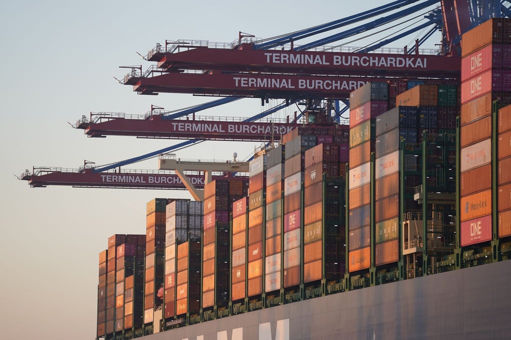 Ein Containerschiff wird am Terminal Burchardkai im Hamburger Hafen abgefertigt.