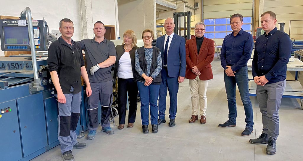 Freuen sich über den Ehrenpreis „pro Engagement“: die beiden gehörlosen Mitarbeiter Peter Kurz und Andy Haufe, Prokuristin Beate Kitzhofer, Mitarbeiterin Monika Kober, Landesbehindertenbeauftragter Christian Walbrach, Frank Memmler vom Berufsförderungswerk des Landes sowie Geschaftsführer Jörg Lieschke mit Betriebsleiter Markus Simon (von links).