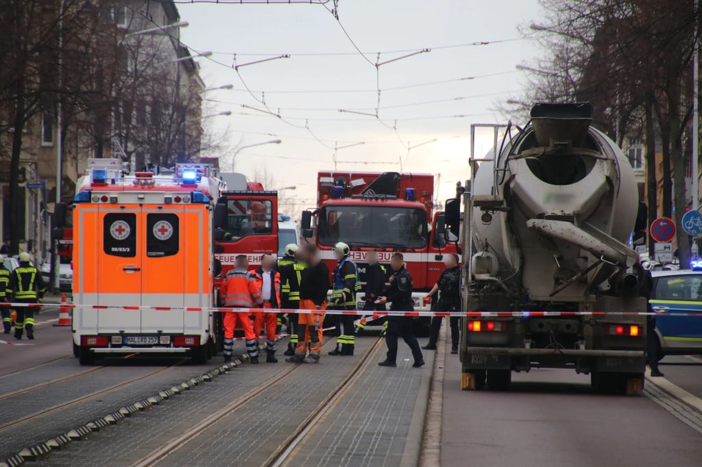 Lkw erfasst Fußgänger in Halle. Rettungskräfte sind an der Unfallstelle in der Ludwig-Wucherer-Straße im Einsatz.