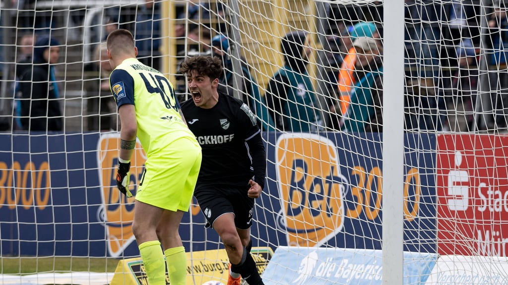 Joscha Wosz bejubelt seinen Treffer für den SC Verl.