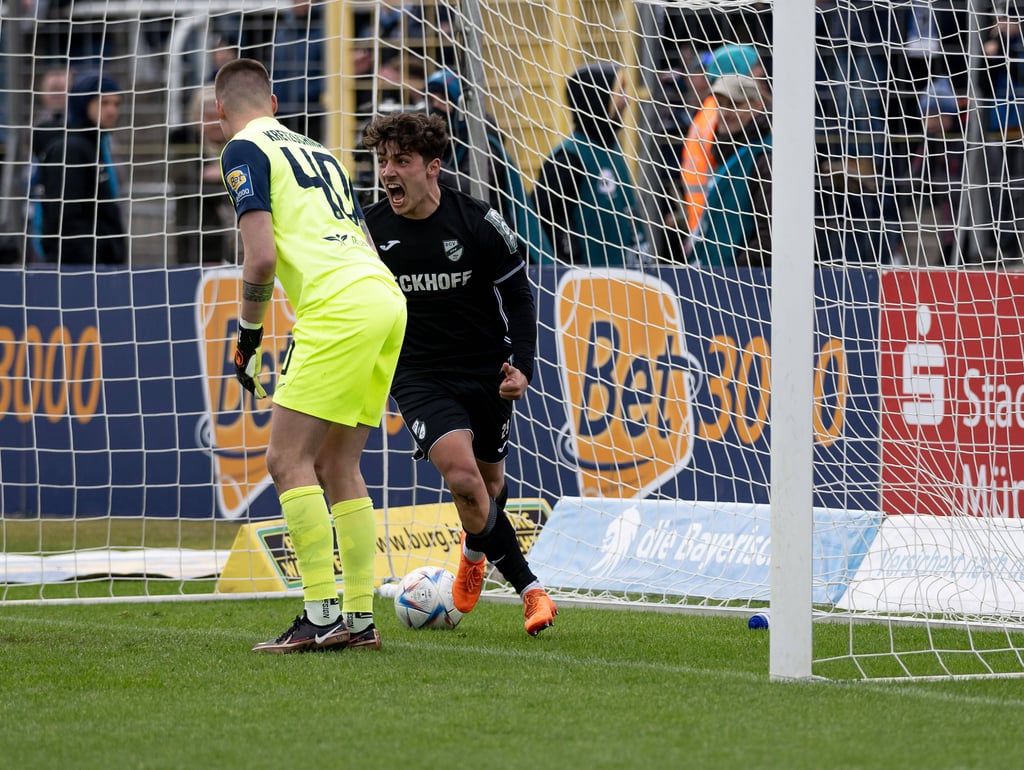 Joscha Wosz bejubelt seinen Treffer für den SC Verl.