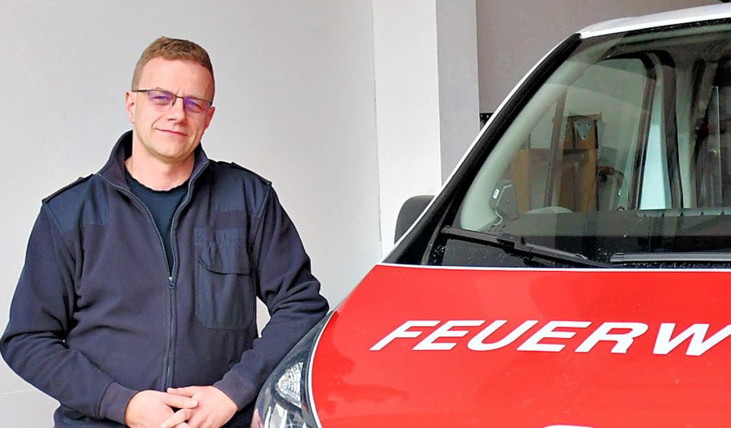 Jens Kappe, der neue Verbandsgemeindewehrleiter im Vorharz am Feuerwehrgerätehaus in Wegeleben.