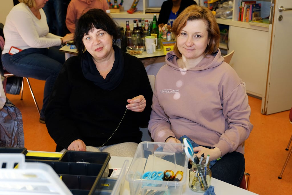 Geflüchtete Ukrainerinnen in einer Kreativwerkstatt der Diakonie.