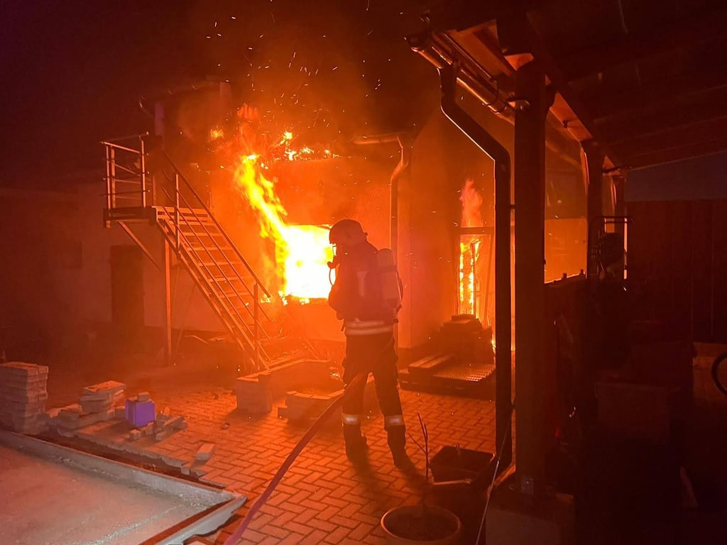 Die Feuerwehr Güsten löscht gegen 4.30 Uhr bei einem Einsatz im Warmsdorfer Weg ein Nebengelass.