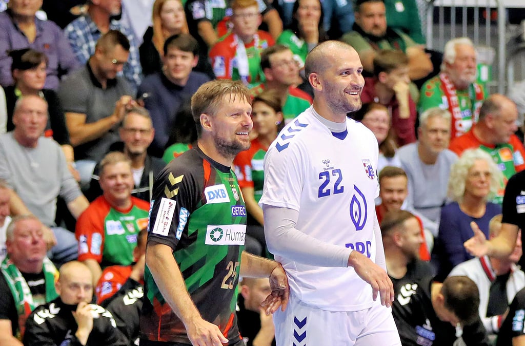 Marko Bezjak (l.) freut sich mit dem SC Magdeburg wie im Hinspiel auf das Wiedersehen mit dem früheren Kreisläufer der Grün-Roten, Zeljko Musa.