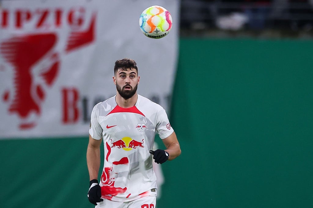 Leipzigs Spieler Josko Gvardiol am Ball.