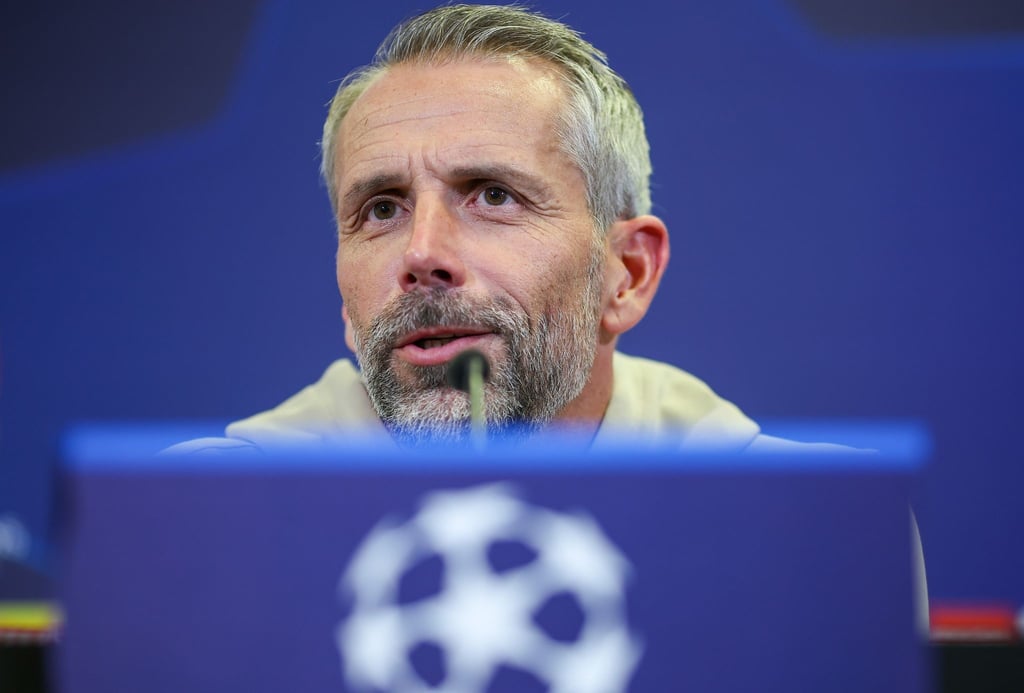 Trainer Marco Rose spricht bei einer Pressekonferenz.