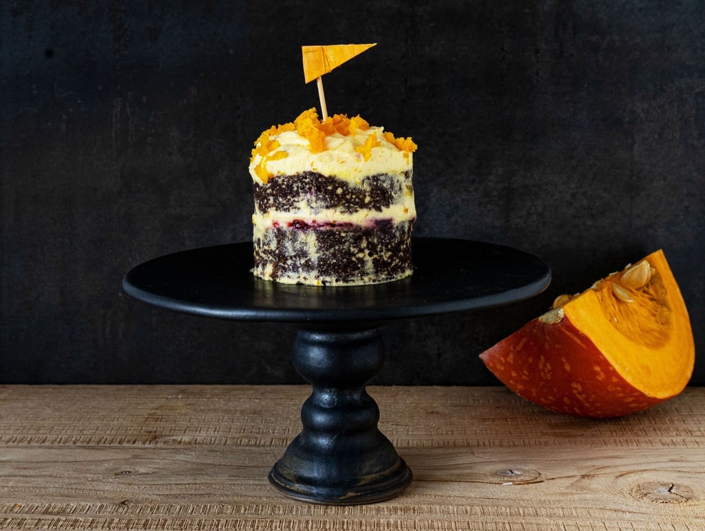 Pürierter Kürbis steckt in der Sahne-Mascarpone-Crème des Törtchens. Zum Schluss kommt noch geraspelter Hokkaido on top.