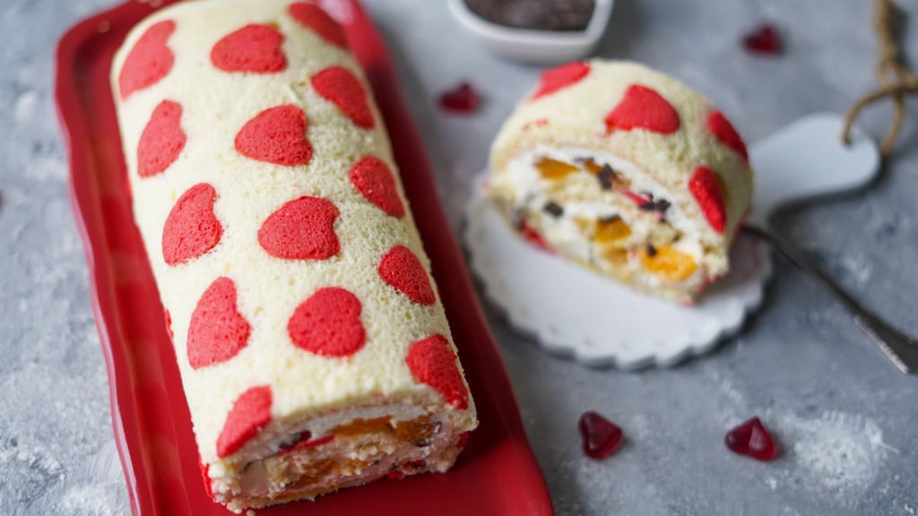 Die Herzen bestehen aus Biskuitteig, der mit Lebensmittelfarbe rot gefärbt wird.