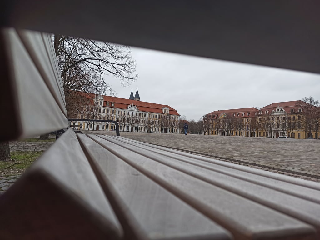 Auf dem Domplatz in Magdeburg hatte die Stadt ein öffentliches Probesitzen veranstaltet. Die Bank Estiva war bei insgesamt 100 Teilnehmern am bequemsten ausgefallen.