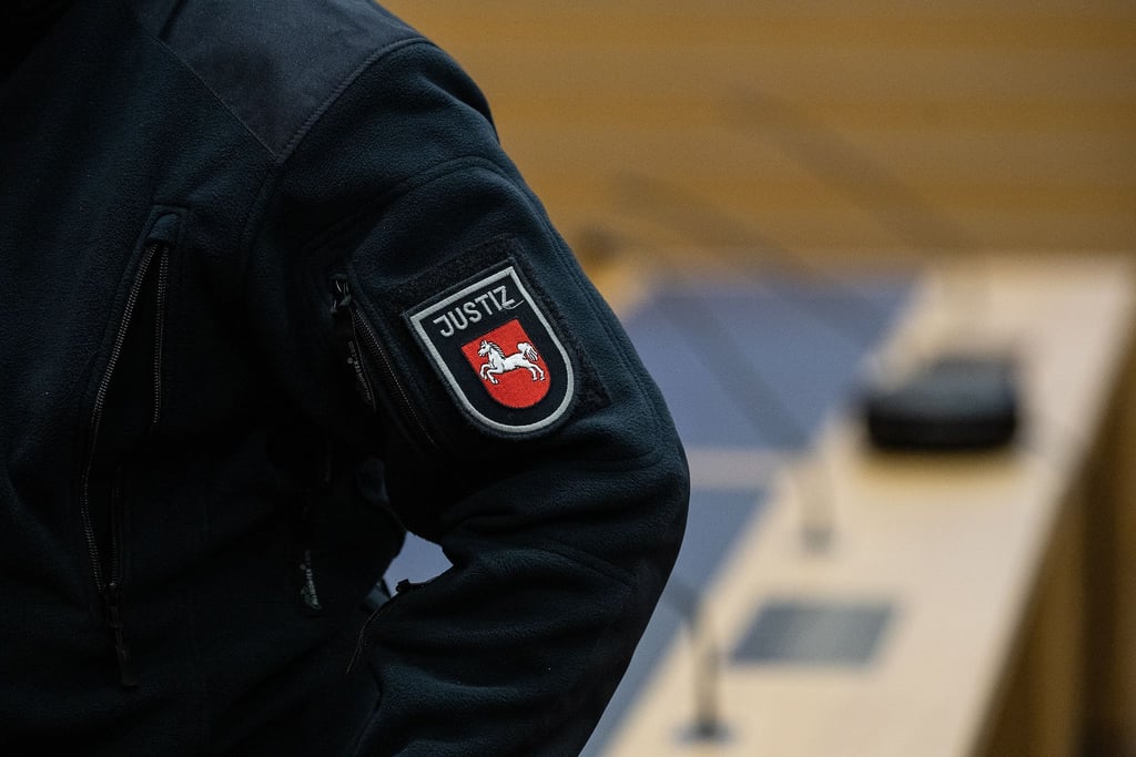 Ein Justizbeamter steht in einem Gerichtssaal im Landgericht Braunschweig.