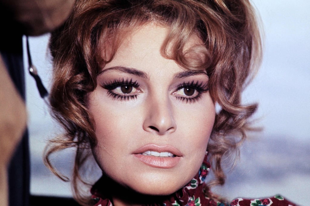 Die US-Schauspielerin Raquel Welch feierte vor allem in den 60er und 70er Jahren Kino-Erfolge und wurde zu einer der meistfotografierten Hollywood-Schönheiten (Aufnahem vom 14. Januar 1970 in Paris)