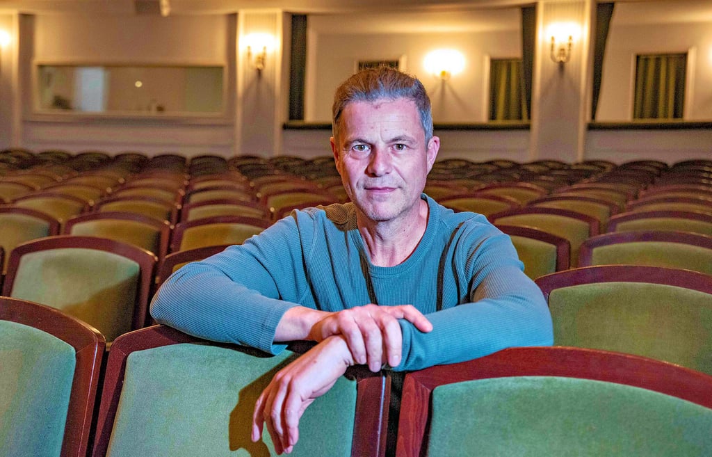 Tenor Tilmann Unger im Zuschauerraum des Anhaltischen Theaters. Der Mittfünfziger steht dort nicht zum ersten Mal in einer Oper auf der Bühne.