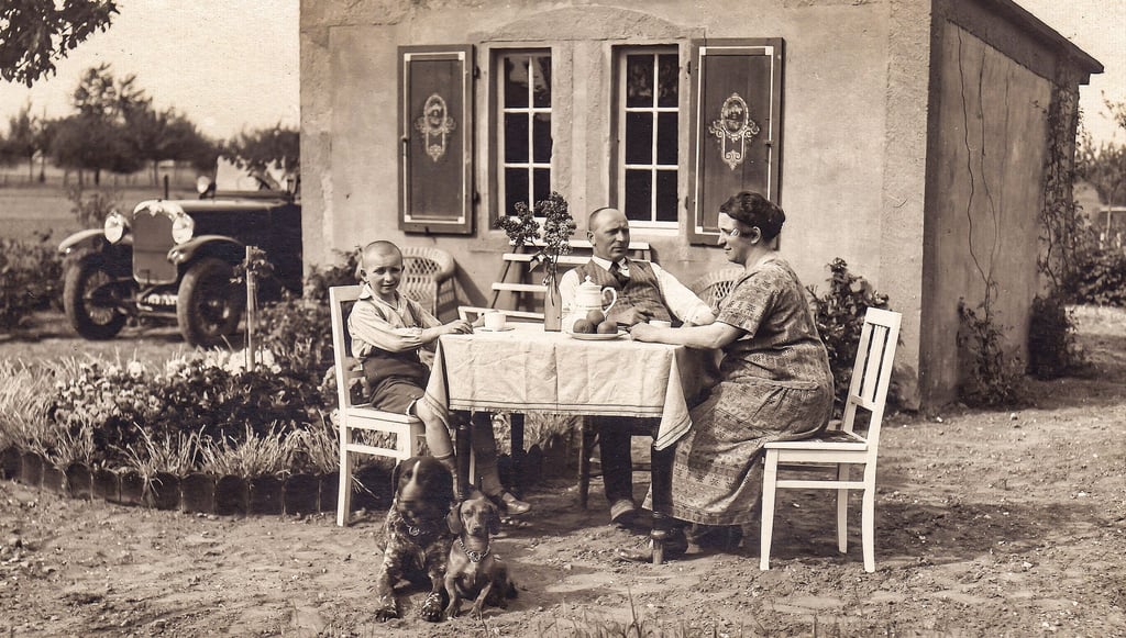 Sommer im Garten. 1927 ist für die Familie Schmidt die Welt noch in Ordnung, von links: Karl Oskar, Vater August Oskar und Mutter Martha Schmidt.
