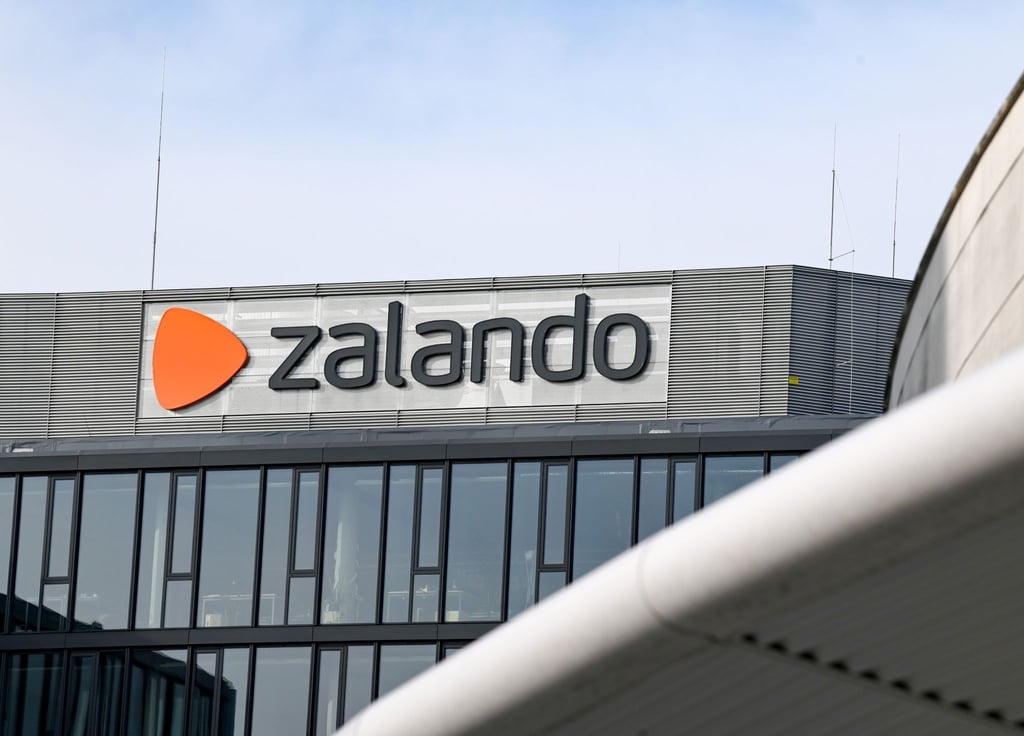 Das Logo vom Onlinehändler Zalando am Headquarter vom Zalando Campus am Mercedes-Platz.