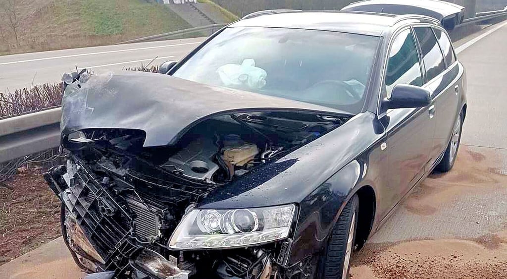 Der Audi wurde bei dem Unfall erheblich beschädigt.