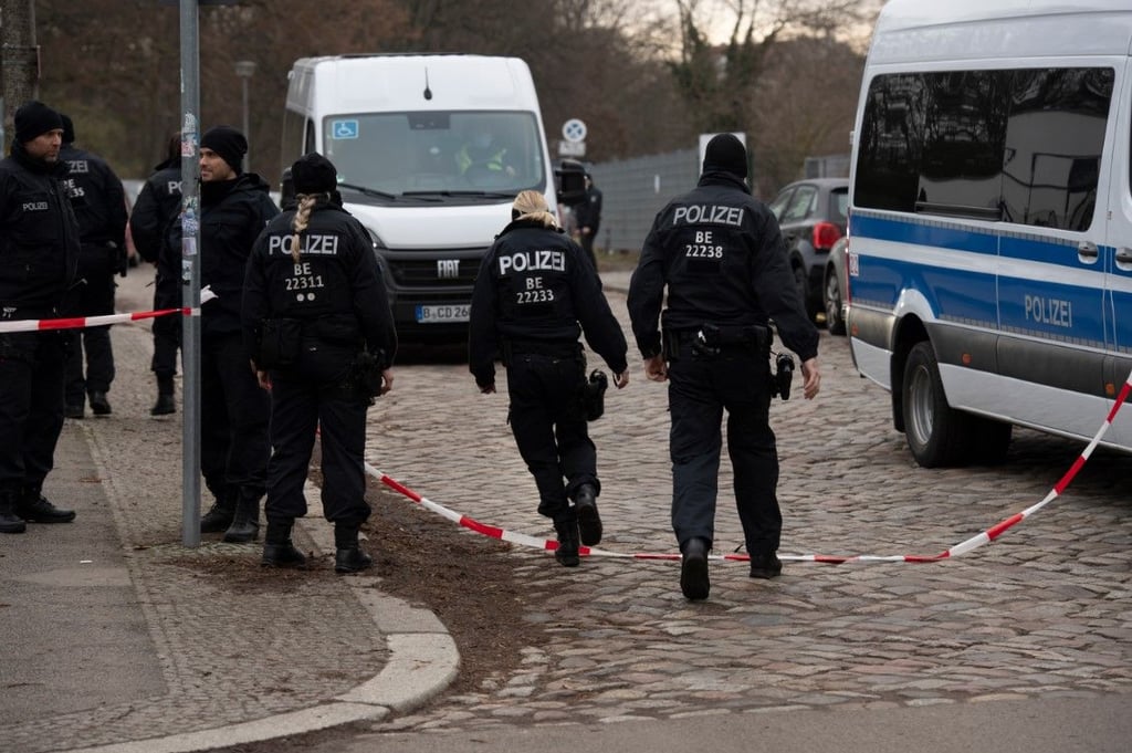 Polizeibeamte stehen unweit der Stelle, an der am gestrigen Abend das zuvor als vermißt geltende verletzte Mädchen (5) gefunden wurde. Trotz Reanimation verstarb es. Der festgenommene Verdächtige soll am Mittwoch befragt werden, sagte ein Polizeisprecher. Der junge Mann war am Dienstag festgenommen wurden, nachdem Passanten das vermisste Mädchen leblos im Bürgerpark Pankow gefunden hatten.