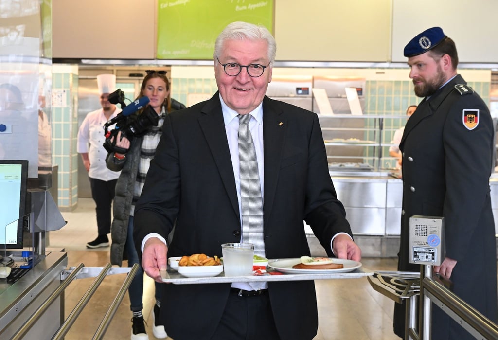 Bundespräsident Frank-Walter Steinmeier bei einem Mittagessen in der Kantine der Bundeswehr - ob er die anwesenden Soldaten mit „Mahlzeit“ begrüßte, ist nicht bekannt.
