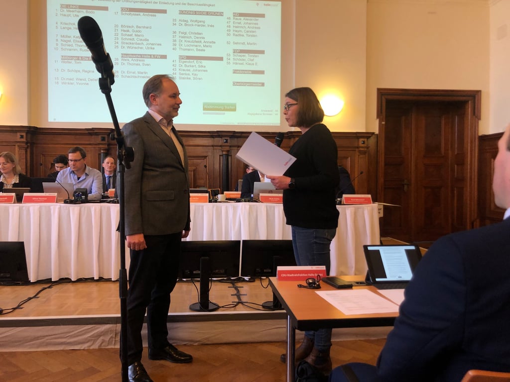 Klaus E. Hänsel (FDP) wird von Katja Müller (r.) vereidigt.
