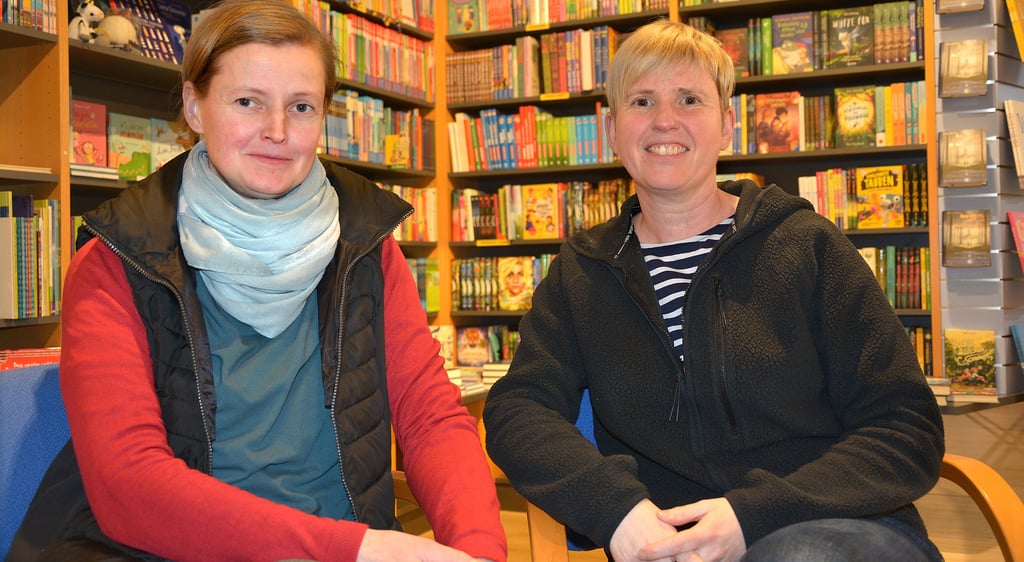 Wiebke Borchmann und Cornelia Bürger (rechts) haben vor 20 Jahren die Geschicke der 1903 in Halberstadt gegründeten Buchhandlung Schönherr in die eigenen Hände genommen.