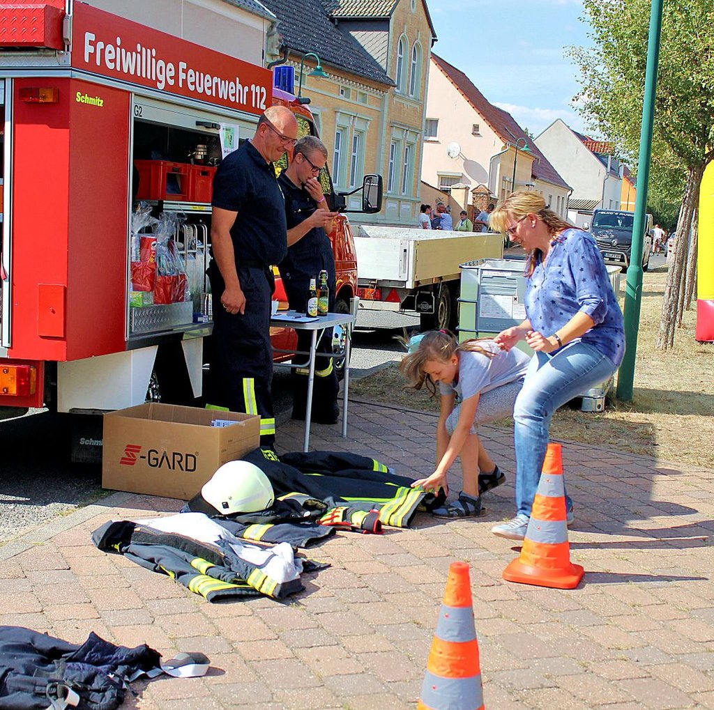 Spiele bei der Feuerwehr gehörten zu den Angeboten des jüngsten Dorffestes in Schora.