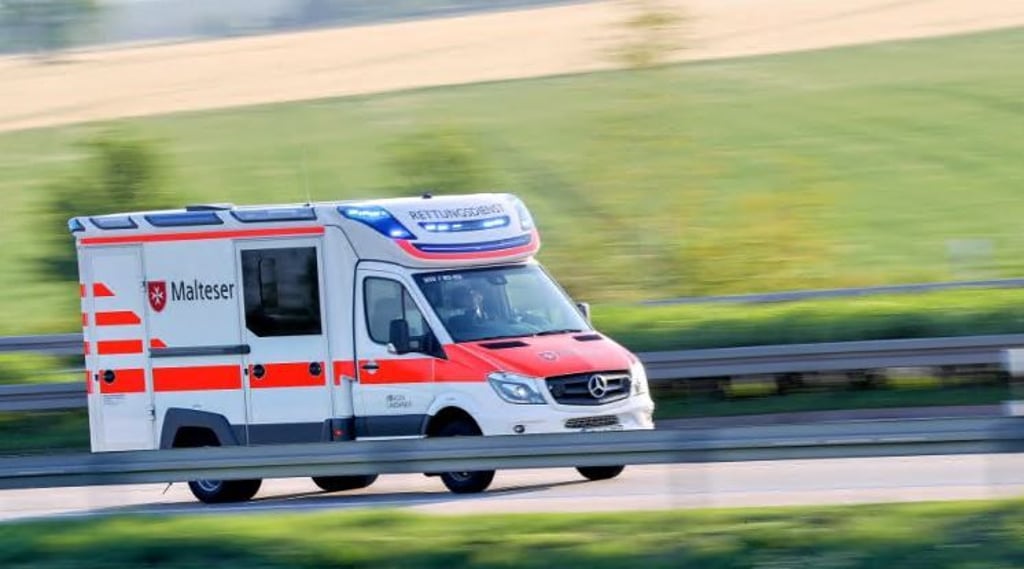 Rechtzeitig vor Ort sind Rettungswagen häufig. Doch ihre Patienten werden sie immer öfter nicht schnell genug los, kritisiert Amtsleiter Frank Schröder vom Burgenlandkreis.