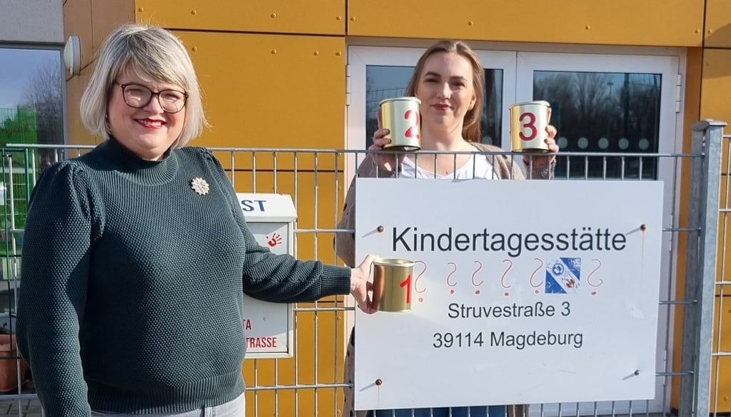 Kita-Leiterin Ina Henkel und Isabell Blume vom ASZ mit den Wahlboxen.
