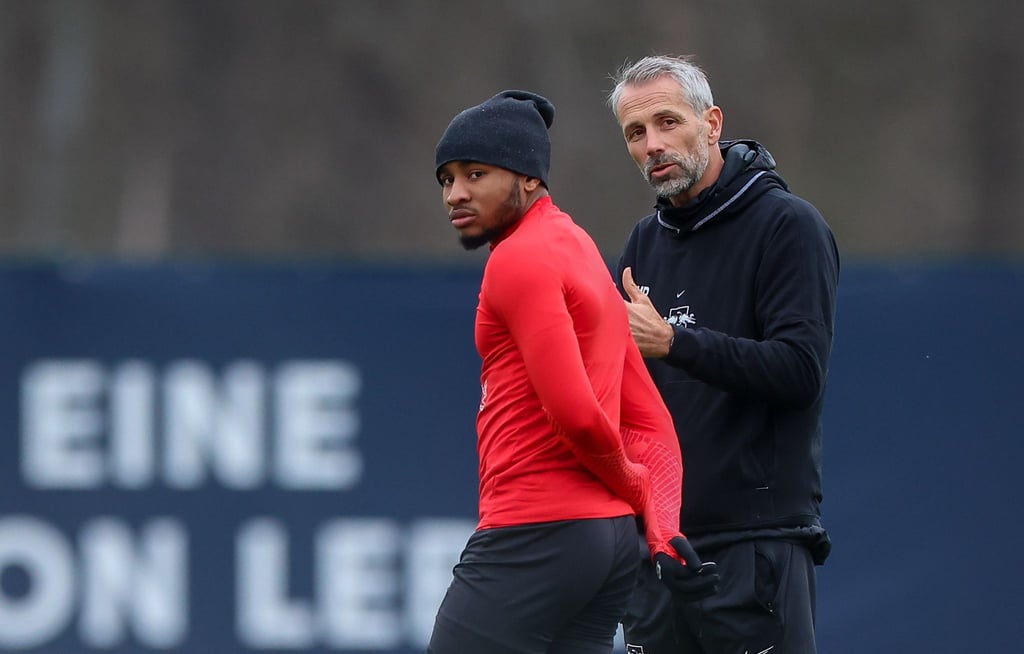 Leipzigs Trainer Marco Rose (r) wird Christopher Nkunku im Hinspiel gegen Manchester City nicht in die Startelf berufen.