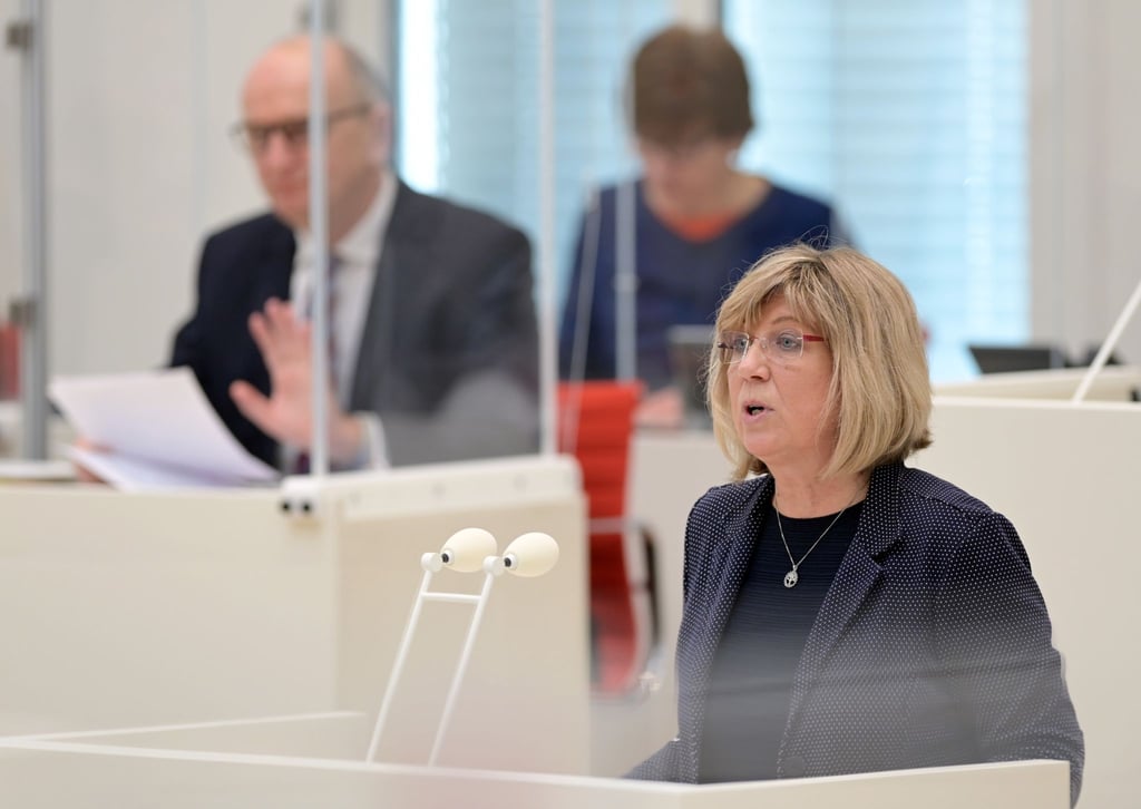 Kathrin Dannenberg, Fraktionsvorsitzende Die Linke, spricht.