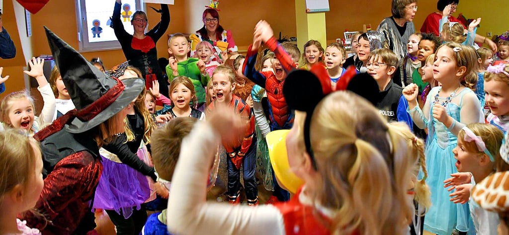 Endlich wieder eine richtig große Faschingssause: Die Kinder in der Kita Regenbogenland haben ihren Spaß.