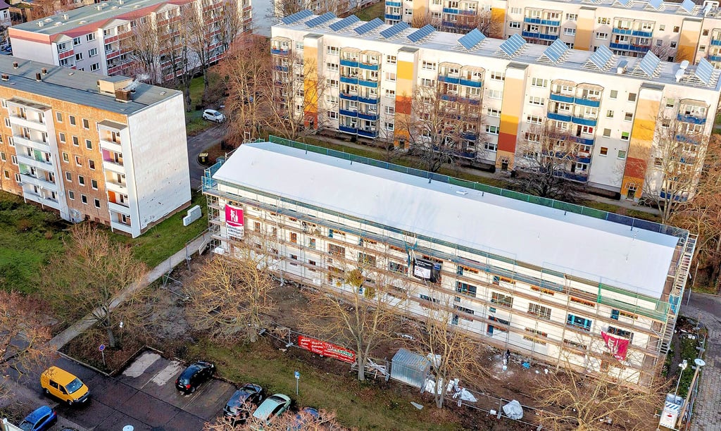 Blick auf das auf drei Etagen verkleinerte Wohnhaus in der Eike-von-Repgow-Straße Halberstadt. Dahinter die Fünfgeschosser der Wohnungsbaugenossenschaft. Ulrich Schrader