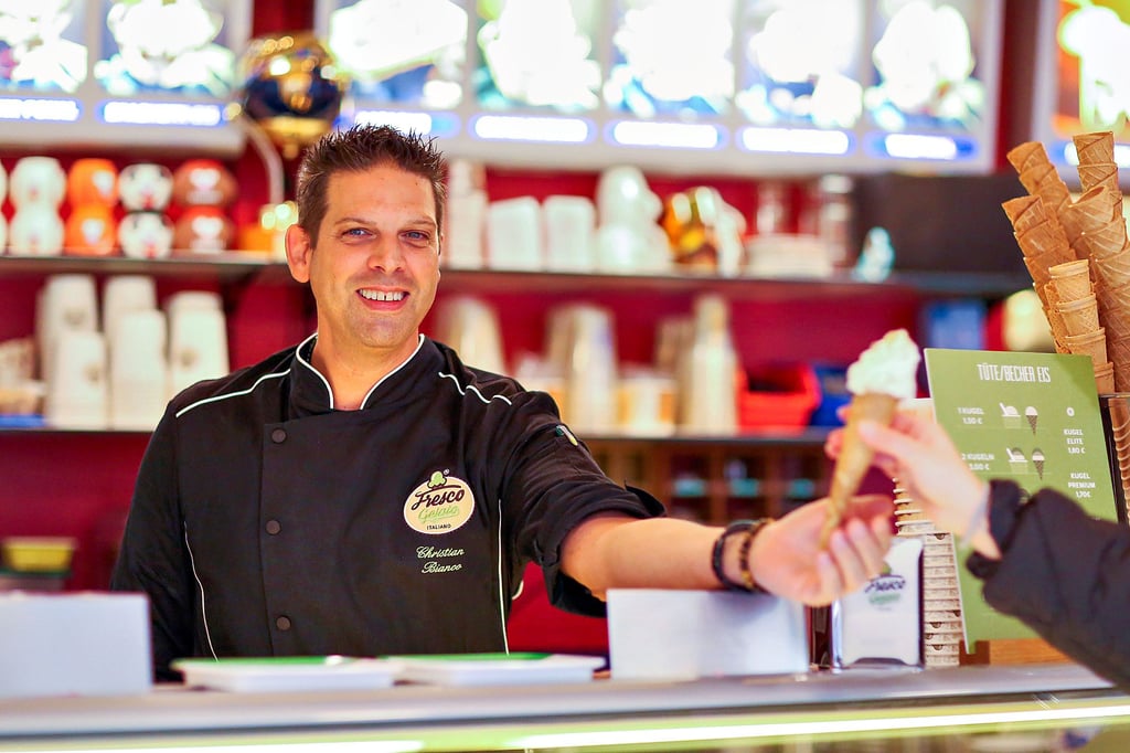 Christian Bianco, Inhaber des Merseburger Eiscafés Fresco Gelato, startet in die Saison.
